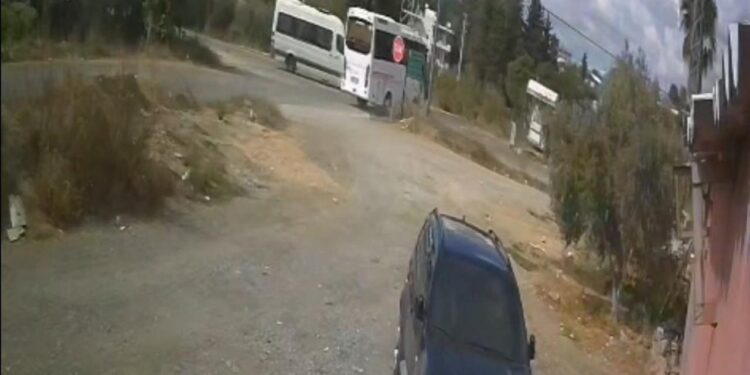 Okul servisiyle midibüs çarpıştı: 7 öğrenci yaralandı!