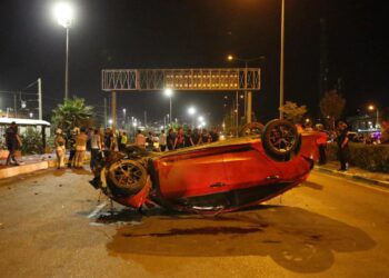 Otomobil, kaldırımda yürüyen yayalara çarptı: 3 ölü, 3 yaralı