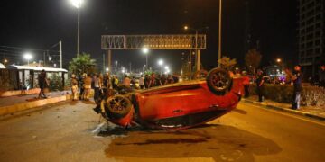 Otomobil, kaldırımda yürüyen yayalara çarptı: 3 ölü, 3 yaralı