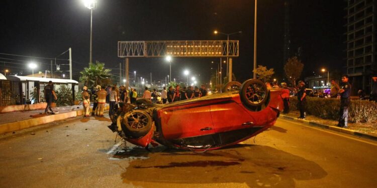 Otomobil, kaldırımda yürüyen yayalara çarptı: 3 ölü, 3 yaralı