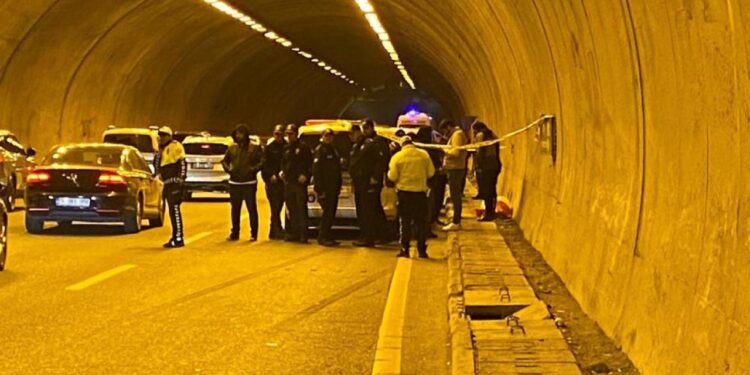 Otomobilin içerisinde silahlı kavga: 1 ölü, 1 yaralı