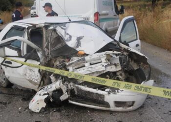 Otomobille kamyonet kafa kafaya çarpıştı: 1 ölü 2 yaralı