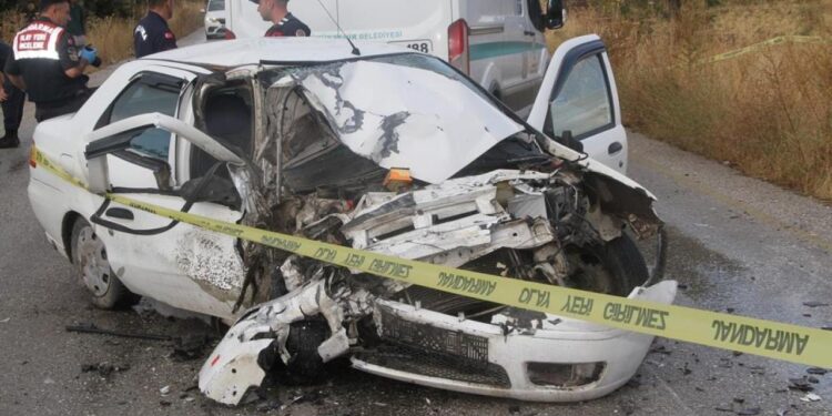 Otomobille kamyonet kafa kafaya çarpıştı: 1 ölü 2 yaralı
