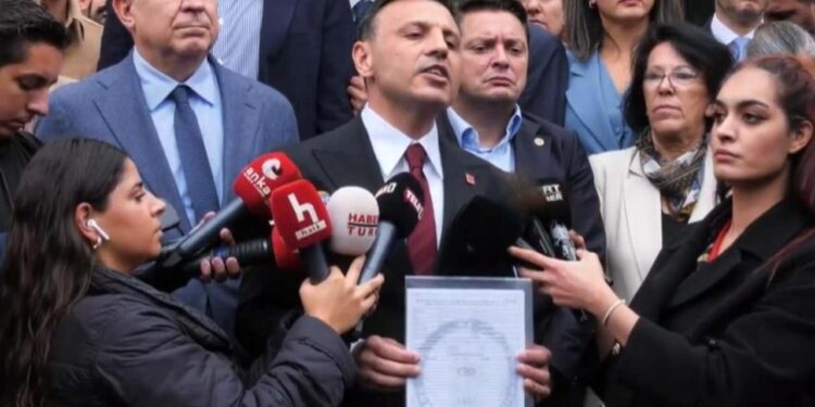 Özgür Çelik mazbatasını teslim aldı