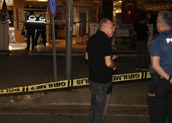 Pastaneye el bombası atıldı