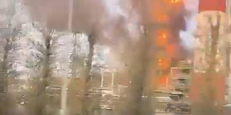 Petrol rafinerisi alev aldı! Rusya’da yangın paniği!