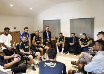 Sadettin Saran futbolcularla bir araya geldi