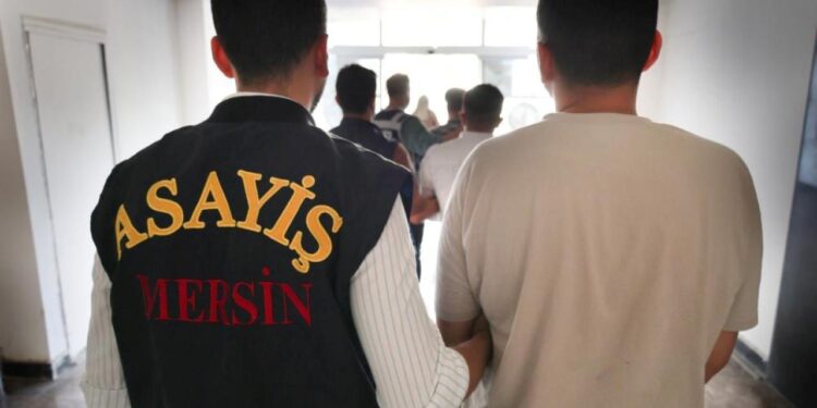 Sahte polisler yakalandı: 2 milyon 600 bin TL’lik vurgun