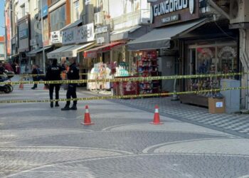 Sakarya’da korku dolu anlar: Bina çatırdamaya başladı, acil tahliye edildi