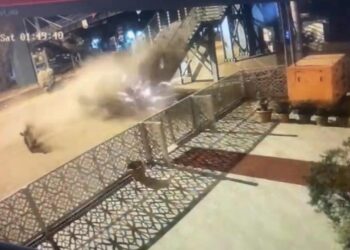 Şanlıurfa’da otomobil üst geçit merdivenlerine çarptı: 1 kişi öldü