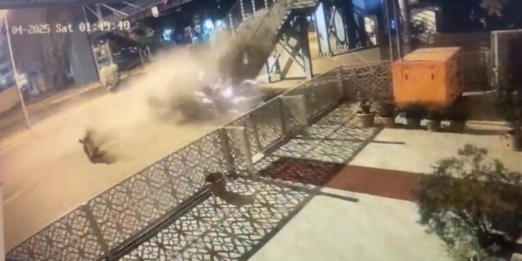 Şanlıurfa’da otomobil üst geçit merdivenlerine çarptı: 1 kişi öldü