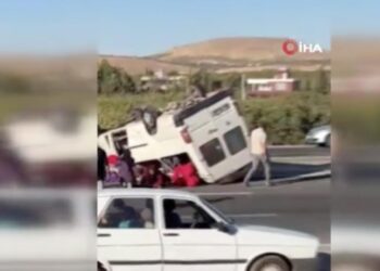 Şanlıurfa’da tarım işçilerini taşıyan minibüs devrildi: 20 yaralı