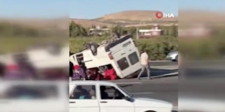 Şanlıurfa’da tarım işçilerini taşıyan minibüs devrildi: 20 yaralı