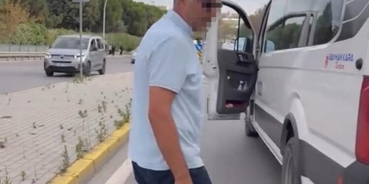 Servis şoföründen sürücüye tehdit: ‘Barındırır mıyım seni bu memlekette?’
