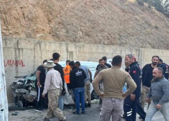 Şırnak’ta yolcu minibüsü ile hafif ticari araç çarpıştı! 2’si ağır çok sayıda yaralı var