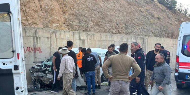 Şırnak’ta yolcu minibüsü ile hafif ticari araç çarpıştı! 2’si ağır çok sayıda yaralı var