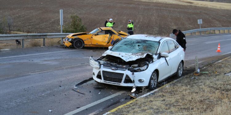 Sivas’ta feci kaza: 2 sürücü ağır yaralı