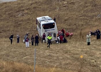 Sivas’ta yolcu otobüsü ile tır çarpıştı! 20 kişi yaralandı