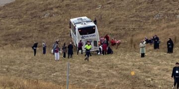 Sivas’ta yolcu otobüsü ile tır çarpıştı! 20 kişi yaralandı