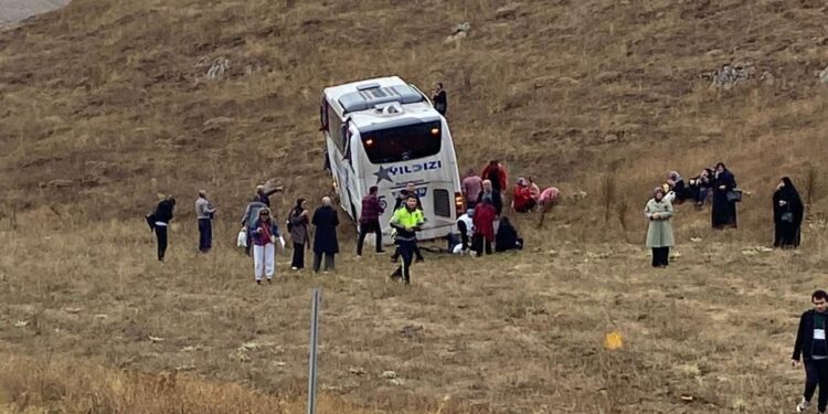 Sivas’ta yolcu otobüsü ile tır çarpıştı! 20 kişi yaralandı