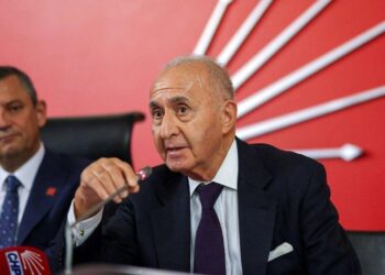 Son dakika: Eski CHP Genel Başkanı hastaneye kaldırıldı