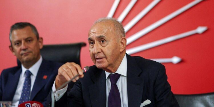 Son dakika: Eski CHP Genel Başkanı hastaneye kaldırıldı