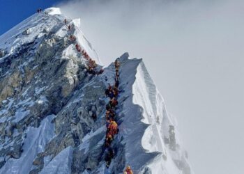 Son dakika: Everest Dağı’nın tepesinde 1000 kişi mahsur kaldı!