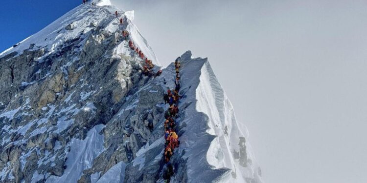 Son dakika: Everest Dağı’nın tepesinde 1000 kişi mahsur kaldı!