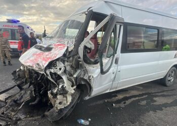 Son dakika: Van’da öğrenci servisi ile tır çarpıştı! Çok sayıda öğrenci yaralı