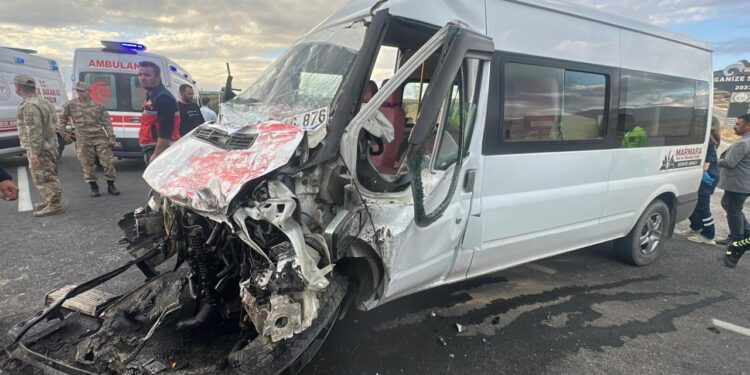 Son dakika: Van’da öğrenci servisi ile tır çarpıştı! Çok sayıda öğrenci yaralı