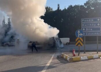 Sultanbeyli’de çarpışan araç alev topuna döndü