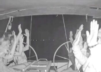 Sumud aktivistine işkence: Yerde sürüklendi, zorla İsrail bayrağı öptürüldü!