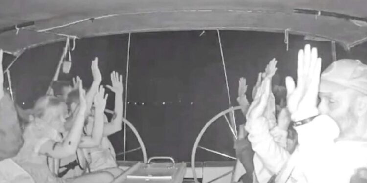 Sumud aktivistine işkence: Yerde sürüklendi, zorla İsrail bayrağı öptürüldü!