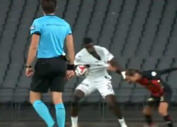 Süper Lig’de VAR rezaleti! Hem kuralı bilmiyor hem penaltı iptali için diretiyor
