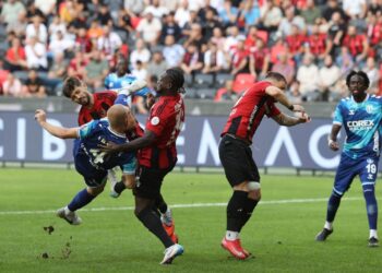 Süper Lig’in kritik maçında şaşırtan sonuç! 4 gol 1 kırmızı kart