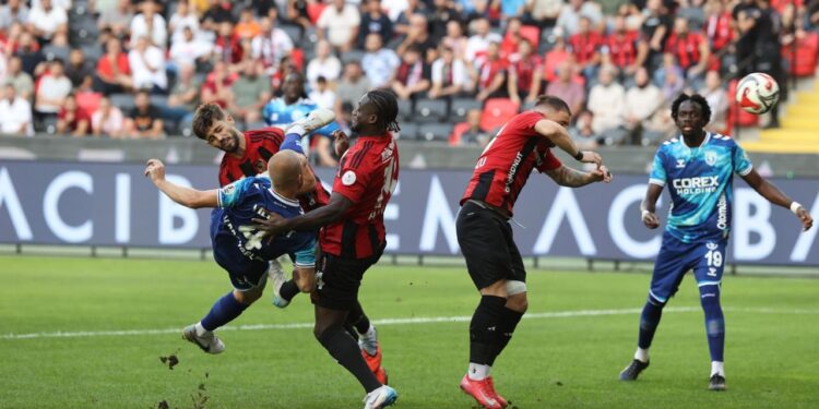 Süper Lig’in kritik maçında şaşırtan sonuç! 4 gol 1 kırmızı kart