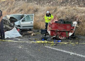 Tarım aracı ile otomobil çarpıştı: 1 ölü, 4 yaralı