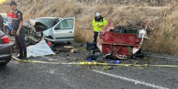 Tarım aracı ile otomobil çarpıştı: 1 ölü, 4 yaralı