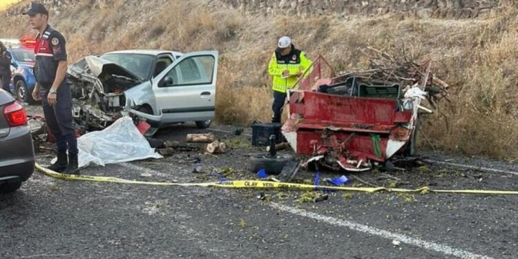 Tarım aracı ile otomobil çarpıştı: 1 ölü, 4 yaralı