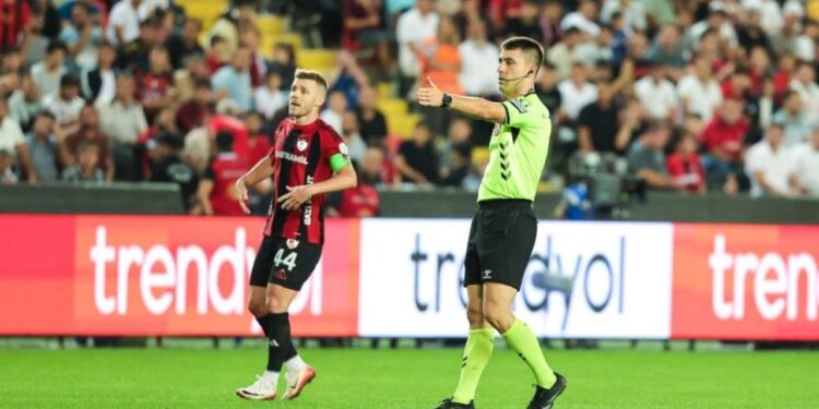 Tecrübeli yıldız canlı yayında çıldırdı! ‘Kariyerimde yaşadığım en kara gece’