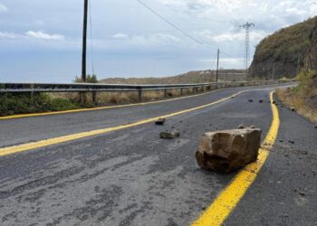 Tekirdağ’da yola kaya parçaları düştü