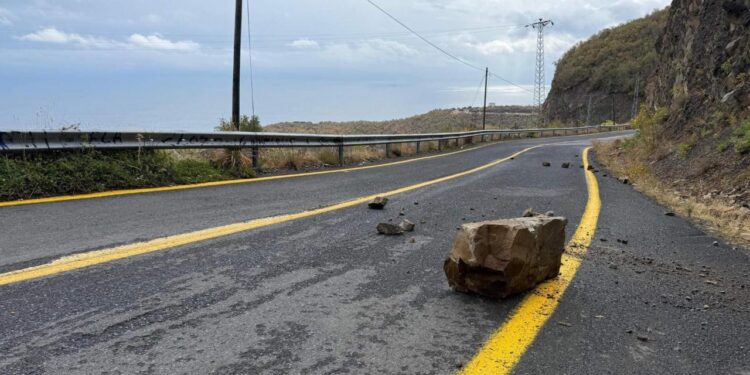Tekirdağ’da yola kaya parçaları düştü