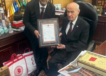 Teşkilat binasının tapusunu Genel Başkan Devlet Bahçeli’ye takdim ettiler