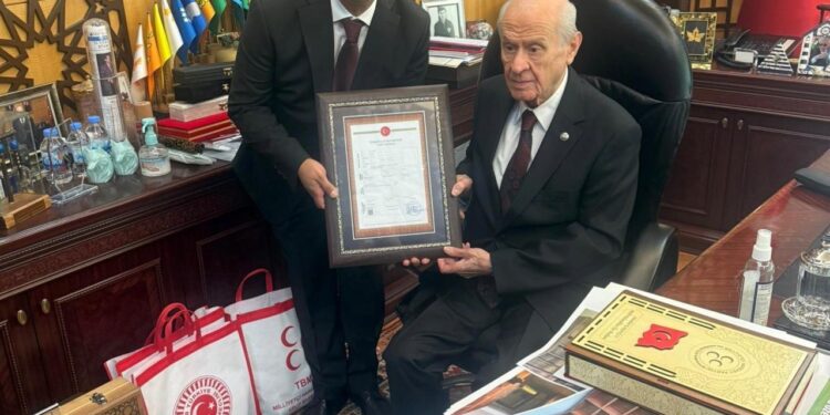 Teşkilat binasının tapusunu Genel Başkan Devlet Bahçeli’ye takdim ettiler