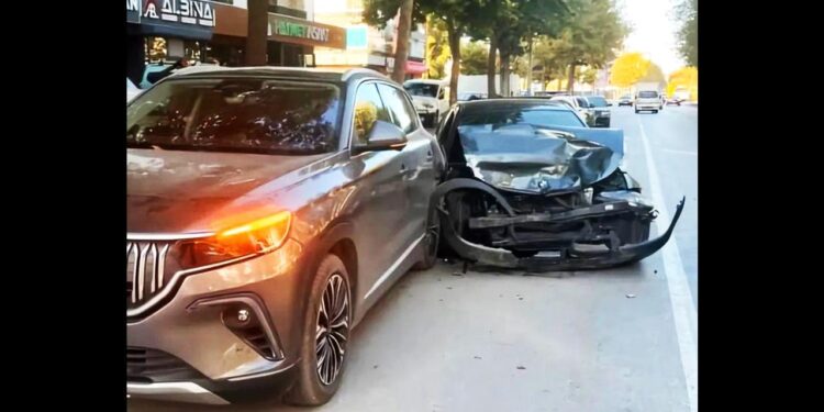 Togg’a çarpan BMW paramparça oldu! Sosyal medyayı sallayan görüntü
