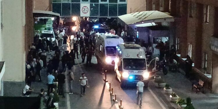 Trafik kazası sonrası bıçaklı kavga: Biri ağır, 2 yaralı