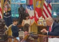 Trump’tan Oval Ofis ziyaretinde çocuklara sürpriz hediyeler