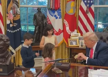 Trump’tan Oval Ofis ziyaretinde çocuklara sürpriz hediyeler