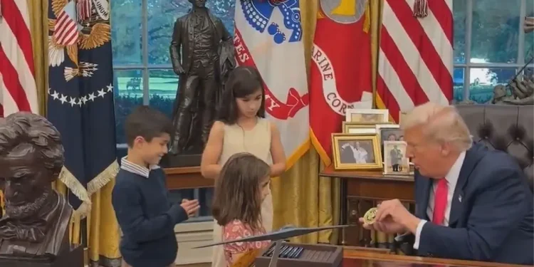 Trump’tan Oval Ofis ziyaretinde çocuklara sürpriz hediyeler