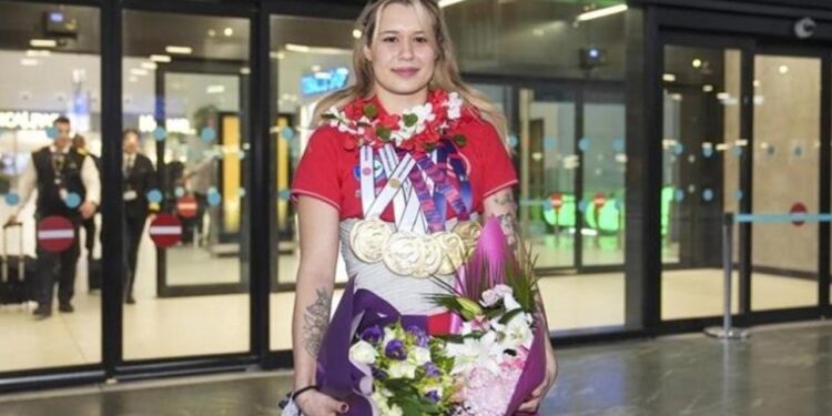 Türk spor tarihine geçen milli yüzücü: Defne Kurt